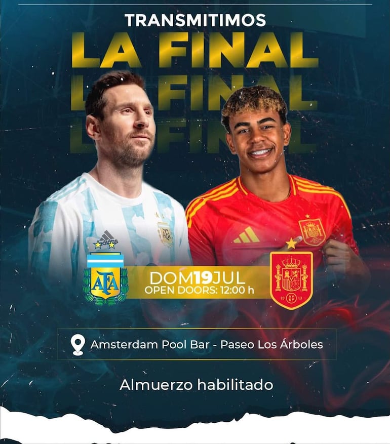 Futbolistas con camisetas de Argentina y España, sonrientes, en un evento festivo de fútbol en un bar de Asunción.
