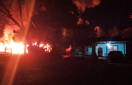 Indignados por criminal ataque a madre e hija en Ypané, vecinos incendiaron la casa del responsable. En juicio, autor confeso recibió ínfima pena y ahora afrontará nuevo juicio.