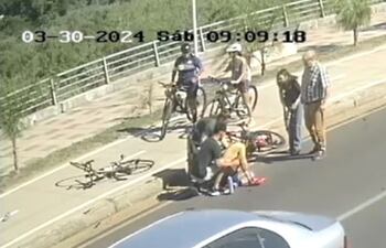 Ciclistas asisten a su colega que fue atropellado por un auto en la costanera de Asunción.