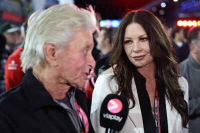 Michael Douglas y su esposa Catherine Zeta-Jones llegando juntitos al Gran Premio de Fórmula Uno de Las Vegas. 