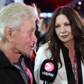 ¡Icónica pareja! El actor Michael Douglas y la actriz Catherine Zeta-Jones cumplieron 25 años de casados. (Patrick T. Fallon / AFP)