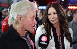 Michael Douglas y su esposa Catherine Zeta-Jones llegando juntitos al Gran Premio de Fórmula Uno de Las Vegas.