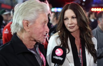 ¡Icónica pareja! El actor Michael Douglas y la actriz Catherine Zeta-Jones cumplieron 25 años de casados. (Patrick T. Fallon / AFP)
