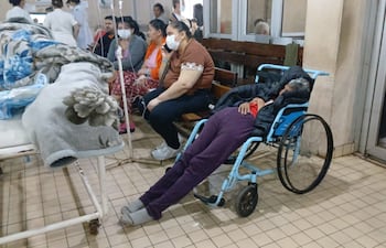 Las autoridades del país siguen aferrándose a brindar un servicio tercermundista haciendo esperar a pacientes en sillas de ruedas en la Urgencia.