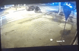 El momento en el que está a punto de chocar un automóvil contra un camión, en la avenida Fernando de la Mora.