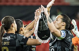 La jugadoras de Olimpia se saludan previo al duelo ante la Liga de Quito por la segunda fecha de la Copa Libertadores Femenina 2026.