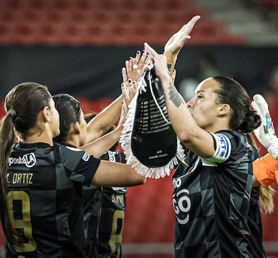 La jugadoras de Olimpia se saludan previo al duelo ante la Liga de Quito por la segunda fecha de la Copa Libertadores Femenina 2026.
