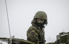 Soldado español integrante de las fuerzas de la alianza OTAN, durante un ejercicio militar en Adazi, Letonia.
