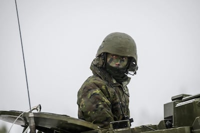 Soldado español integrante de las fuerzas de la alianza OTAN, durante un ejercicio militar en Adazi, Letonia.