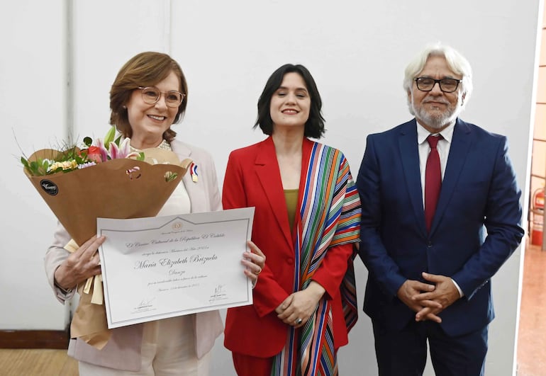 Maribeth Brizuela exhibe el reconocimiento como Maestra del Arte 2025 en la categoría Danza.