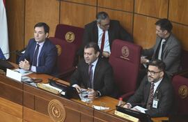 El diputado cartista Miguel Del Puerto (centro) fue electo presidente de la Comisión Permanente hasta marzo.