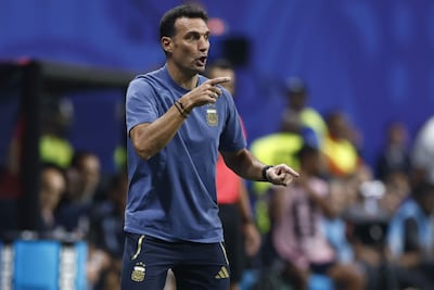 El director técnico de Argentina, Lionel Scaloni, reacciona durante el partido de semifinales de la Copa Mundial de la FIFA 2026 entre Inglaterra y Argentina, en Atlanta, EE. UU..