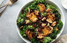 Ensalada templada de otoño: batatas asadas, kale, nueces y vinagreta.
