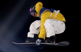 Valentino Guseli de Australia en acción durante la clasificación masculina de snowboard big air, en los Juegos Olímpicos de Invierno Milano Cortina 2026 en Livigno, Italia, el 05 de febrero de 2026.