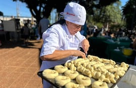 Cocinera realizando chipas en el concurso "La mejor chipa", en la municipalidad de Cambyretá.