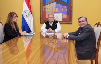 El ministro Jorge Bogarín González, el titular de la Seprelad René Fernández y Rocío Frutos.