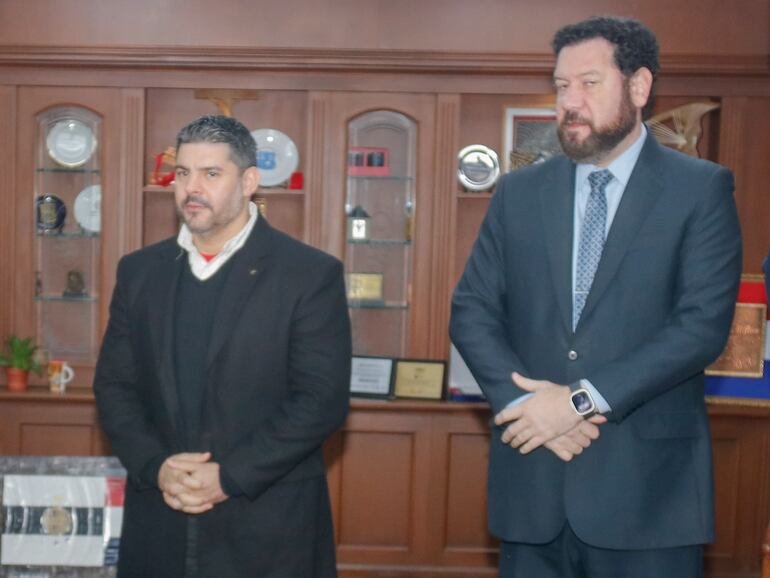 Jorge "Turi" Cappello (d), junto al exintendente de Asunción, Óscar "Nenecho" Rodríguez (ANR-HC) y el interventor de su gestión, Carlos Pereira (i).