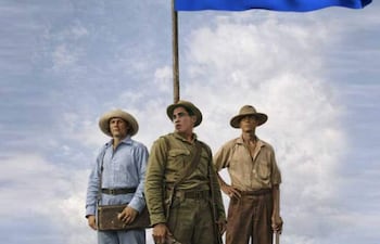 Tres figuras masculinas sosteniendo la bandera paraguaya. Uno en uniforme militar y otros con camisas de distintos colores.