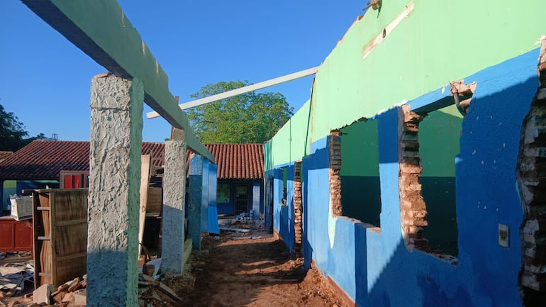 Los padres se muestran preocupados por el lento avance de las obras.