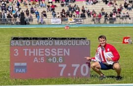 El paraguayo Christopher Thiessen (20 años), con la marca impuesta en salto largo, que le permitió colgarse la medalla de Plata.