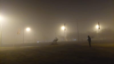 La niebla dificulta la visibilidad de los conductores que circulan por la avenida Costanera.