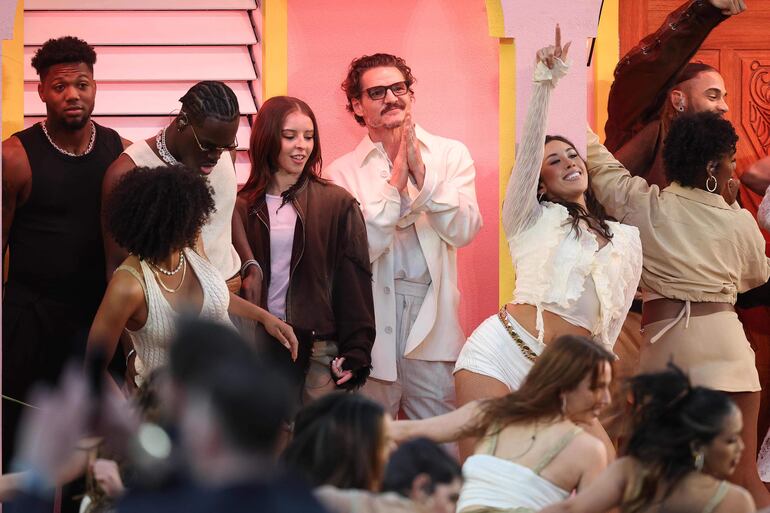 Young Miko y Pedro Pascal en el escenario durante el espectáculo de medio tiempo del Super Bowl LX. (Chris Graythen/Getty Images/AFP)
