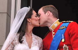 El príncipe William y Kate Middleton se besan en el balcón del Palacio de Buckingham en Londres, tras su boda el 29 de abril de 2011.