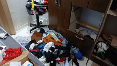 Durante el asalto a una pareja de comerciantes, los delincuentes revolvieron prácticamente todos los muebles de la vivienda de Guarambaré en busca del dinero.