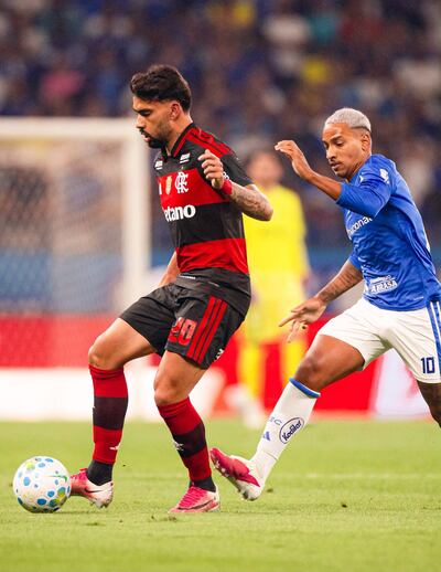 Lucas Paquetá y Matheus Pereira, autor del agónico gol con el que Cruzeiro venció por 2-1 al Flamengo.