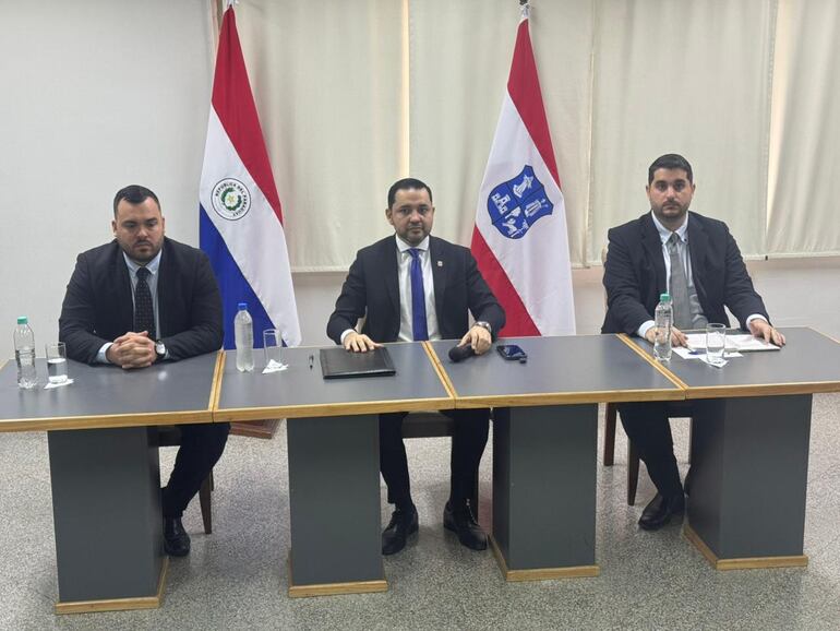 Luis Bello (c), intendente de Asunción, junto a su jefe de Gabinete, Máximo Medina (i), y el director de Hacienda, Victor Rivas (d).