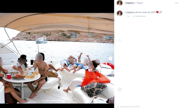 La heredera del mandatario sentada y comiendo en  un yate en el Cabo San Lucas.