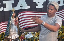 El artista plástico y opositor cubano Luis Manuel Otero Alcántara visita la 'Virgen de la Caridad del Cobre, Patrona de Cuba' durante un acto de reconstrucción este sábado, en Miami (Estados Unidos).