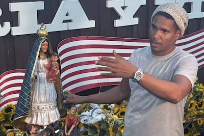 El artista plástico y opositor cubano Luis Manuel Otero Alcántara visita la 'Virgen de la Caridad del Cobre, Patrona de Cuba' durante un acto de reconstrucción este sábado, en Miami (Estados Unidos).