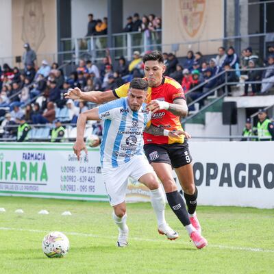 El experimentado volante albiceleste, Jorge Mendoza maneja el esférico ante la persecución del atacante Antonio Samaniego. (Foto: @IntermediaAPF)