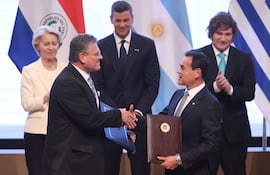 El Comisario de Comercio y Seguridad Económica; Relaciones Interinstitucionales y Transparencia de la Comisión Europea, Maroš Šefčovič (i) y el ministro de Relaciones Exteriores de Paraguay, Rubén Ramírez (d), se saludan sosteniendo los documentos del acuerdo de libre comercio firmados entre la Unión Europea (UE) y los países del Mercosur este sábado, en Asunción (Paraguay). El Mercosur y la Unión Europea (UE) firmaron un histórico acuerdo de libre comercio que dará lugar a una de las mayores zonas integradas del mundo, con 720 millones de personas, tras 26 años de negociaciones.