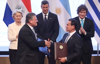 El Comisario de Comercio y Seguridad Económica; Relaciones Interinstitucionales y Transparencia de la Comisión Europea, Maro efcovic (i) y el ministro de Relaciones Exteriores de Paraguay, Rubén Ramírez (d), se saludan sosteniendo los documentos del acuerdo de libre comercio firmados entre la Unión Europea (UE) y los países del Mercosur en enero de este año, en Asunción (Paraguay). El Mercosur y la Unión Europea (UE) firmaron un histórico acuerdo de libre comercio que dará lugar a una de las mayores zonas integradas del mundo, con 720 millones de personas, tras 26 años de negociaciones. EFE/ Juan Pablo Pino