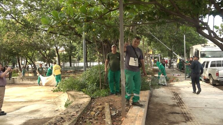 Limpieza de plaza Naciones Unidas