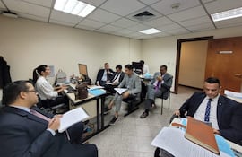 El fiscal Alejandro Cardozo y los defensores de Dalia López participaron en audiencia de revisión judicial, ante el juez Francisco Acevedo (izq.).