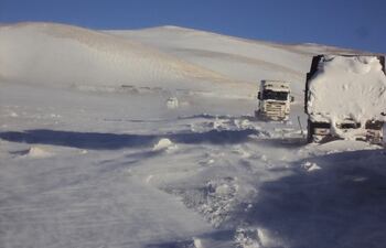 Camiones congelados en la ruta que conecta a las ciudades chilenas Atacama y Calama. Imagen de archivo