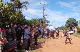 Familiares y vecinos de Fernanda Benítez protestaron frente a la casa del adolescente sospechoso del crimen, para exigir que los padres también sean detenidos.