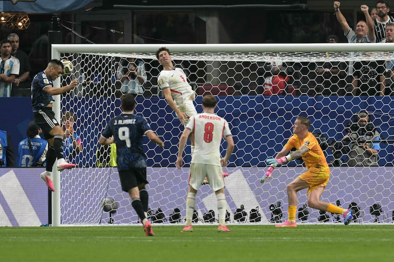  Lautaro Martinez salta sin marca al segundo palo para vencer la portería inglesa y llevar el triunfo para Argentina.