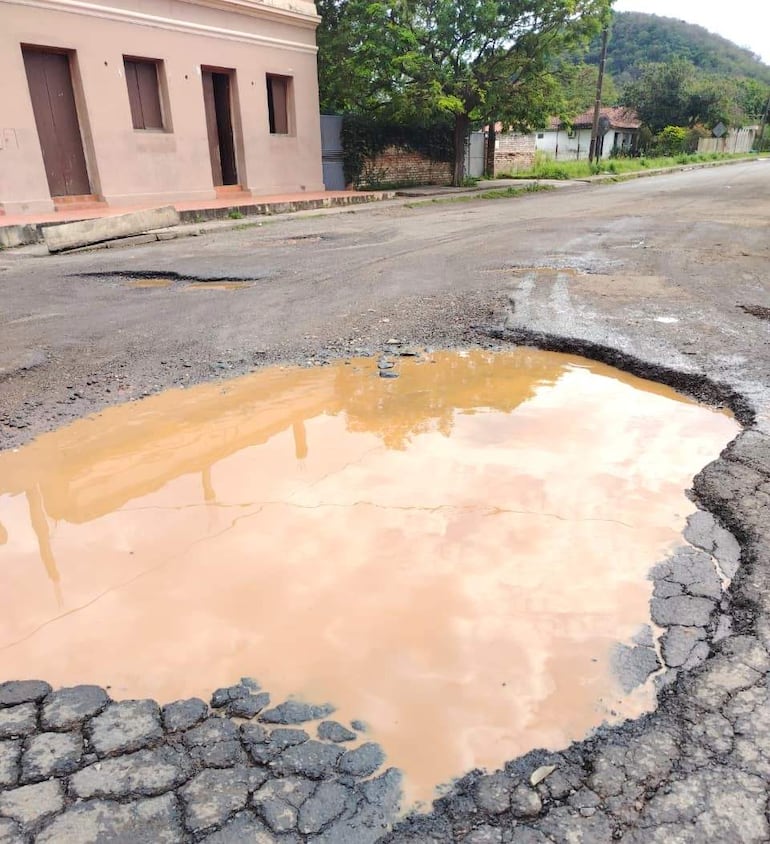 Sobre la calle Mariscal Estigarribia también se observa un profundo pozo que se agrava con el paso del tiempo ante la falta de reparación por parte de la Municipalidad de Paraguarí.