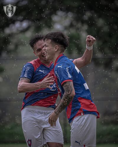 Festejo de Juan Jiménez junto a Vargas, el azulgrana ya suma 7 tantos