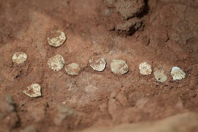 En el templo San Buenaventura de Yaguarón hallaron 13 monedas antiguas que podrían aportar datos sobre sus orígenes.