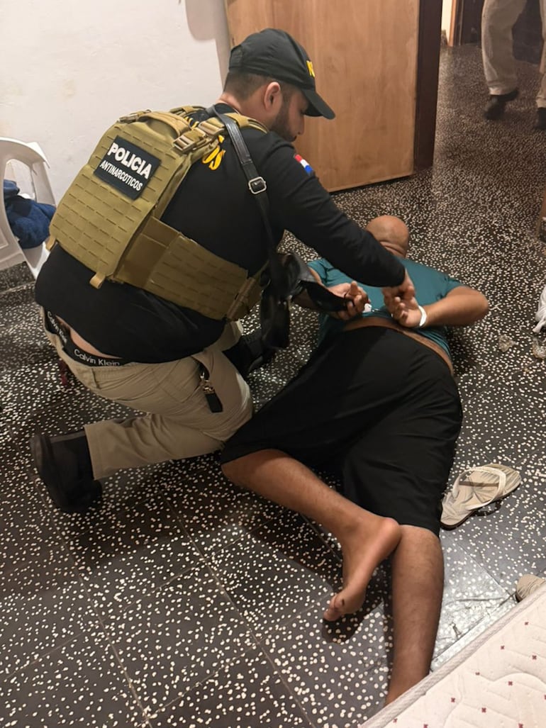 Un policía reduce al criminal brasileño que hoy sería expulsado de nuestro país.z