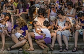 OURENSE, 07/08/2024.- Varias mujeres dan el pecho a sus hijos para reivindicar la importancia de la lactancia materna en los primeros meses del nacimiento del bebé, hoy miércoles en el Jardín del Posío de Ourense en el marco de la Semana de la Lactancia Materna. EFE/Brais Lorenzo