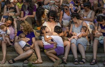 Varias mujeres dan el pecho a sus hijos para reivindicar la importancia de la lactancia materna en los primeros meses del nacimiento del bebé, en el marco de la Semana de la Lactancia Materna.