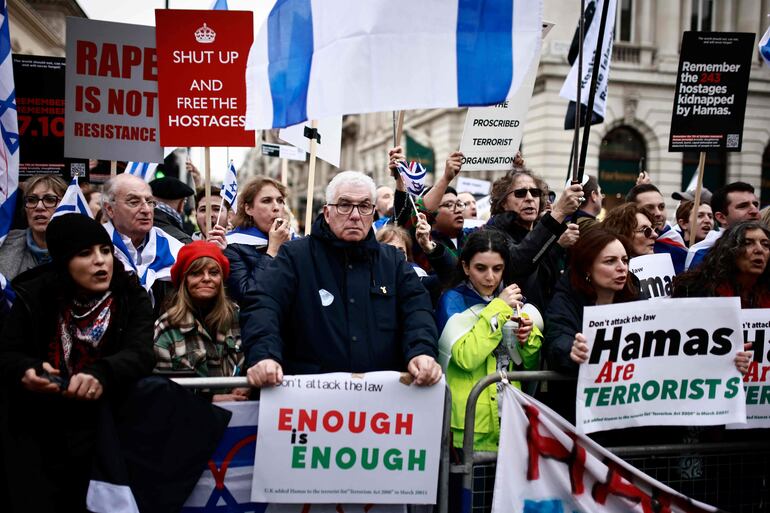 TOPSHOT - The father of Amy Winehouse, Mitch Winehouse (C) stands with counter-protesters supporting Israel as pro-Palestinian supporters hold a demonstration in central London, on April 27, 2024, calling for a ceasefire and protesting against the export of arms from Britain to Israel. (Photo by BENJAMIN CREMEL / AFP)