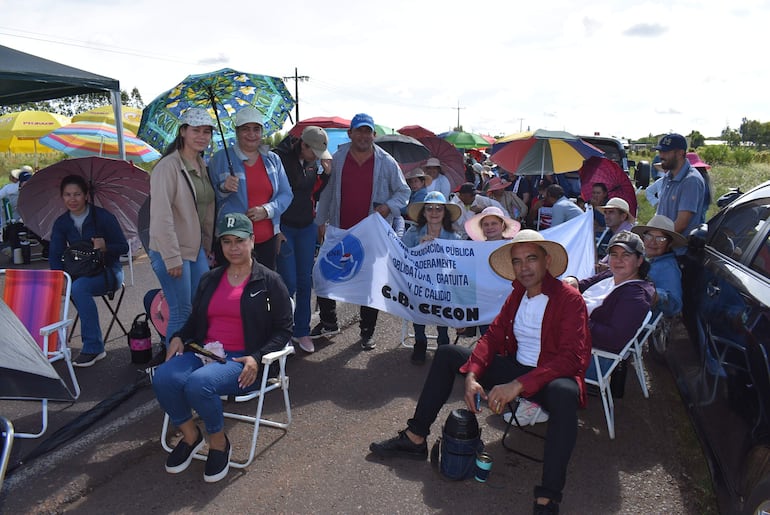 Docentes no descartan continuar con la manifestación por tiempo indefinido
