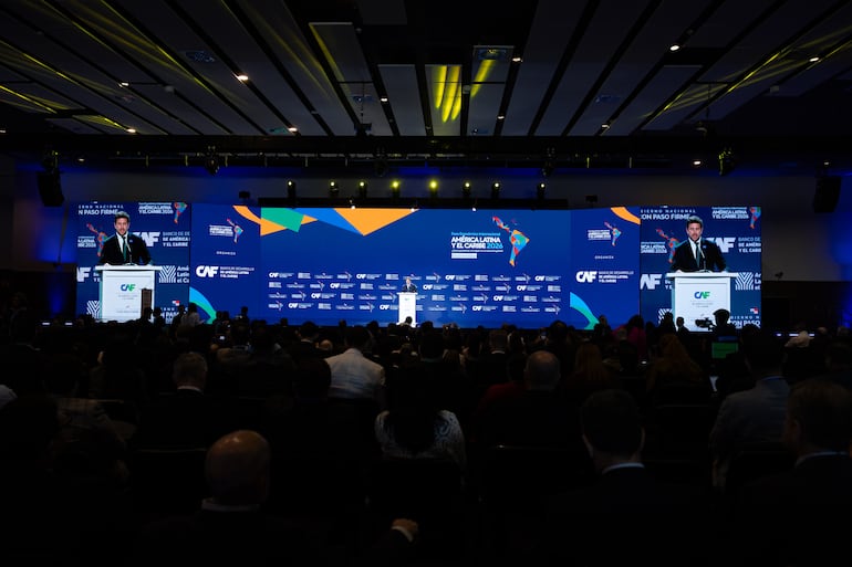 El Dr. Michio Kaku, físico teórico durante su exposición en el Foro Económico Internacional América Latina y el Caribe (CAF).